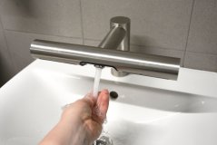 Inovativní tryskový vysoušeč s elektronickou umyvadlovou baterií 2v1
