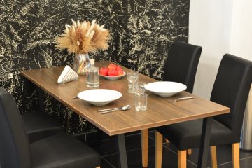 Stůl, který spojuje. Místo, kde vznikají nové nápady, přátelství i spolupráce.