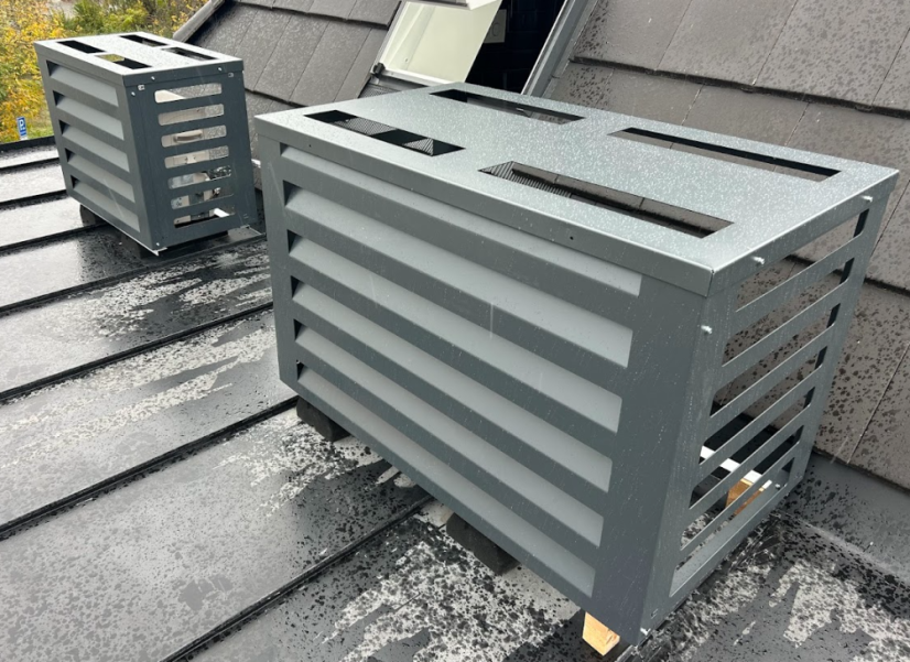 Kryt klimatizácie a jednotky tepelného čerpadla na stenu antracit veľ. S